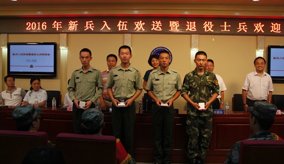 与会领导老师为退伍、入伍士兵赠送礼品_副本 与会领导老师为退伍、入伍士兵赠送礼品_副本