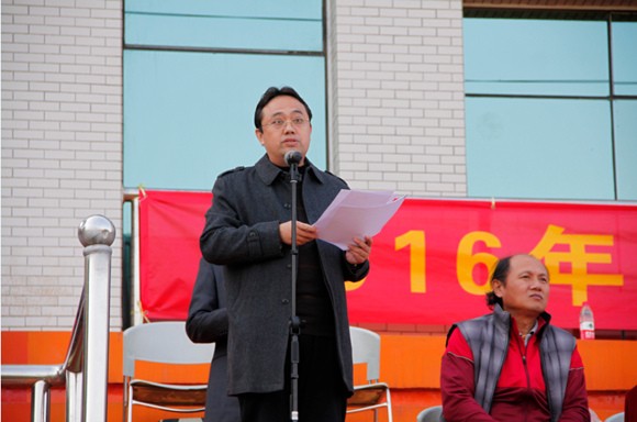 学生处副处长陈斌宣布比赛结果 学生处副处长陈斌宣布比赛结果