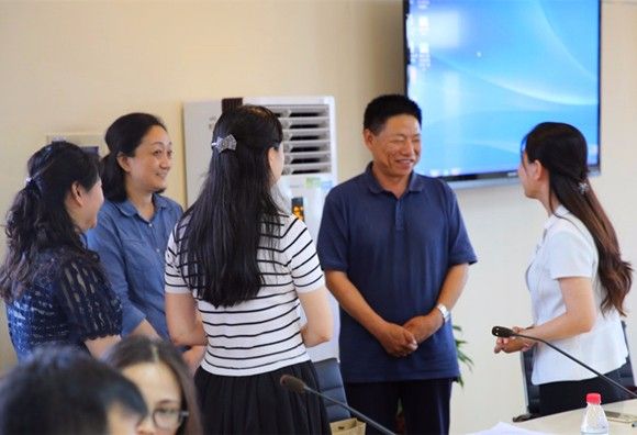 1副校长、校工会主席李家兴会前与参会领导见面 1副校长、校工会主席李家兴会前与参会领导见面