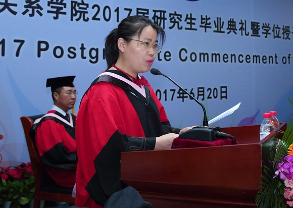 3孙圣英教授代表研究生导师致辞 3孙圣英教授代表研究生导师致辞