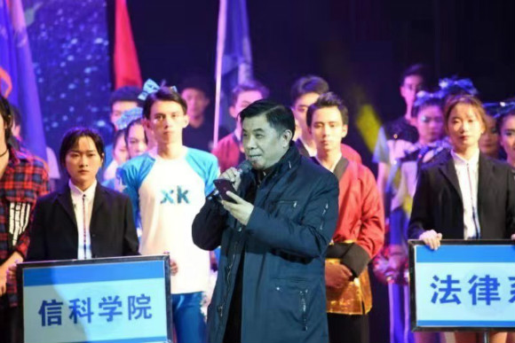 院党委书记韦春江在开幕式中致辞 院党委书记韦春江在开幕式中致辞