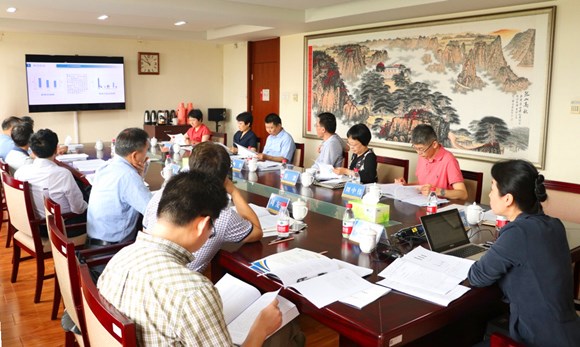 毕雁英主任向专家组进行汇报 毕雁英主任向专家组进行汇报