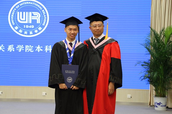 3郭惠民副校长为毕业生颁发学位证书 3郭惠民副校长为毕业生颁发学位证书