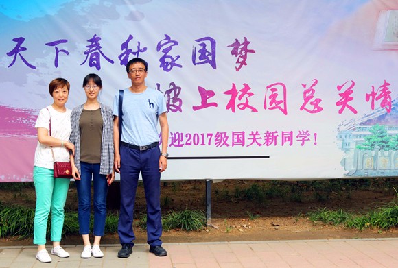 新生与家长合影1 新生与家长合影1