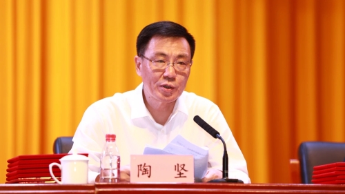 2 陶坚同志主持大会 2 陶坚同志主持大会