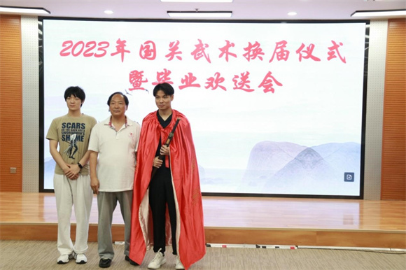 前武协主席倪若森、张兴正老师、新任武协主席潘子鸣合影留念 前武协主席倪若森、张兴正老师、新任武协主席潘子鸣合影留念