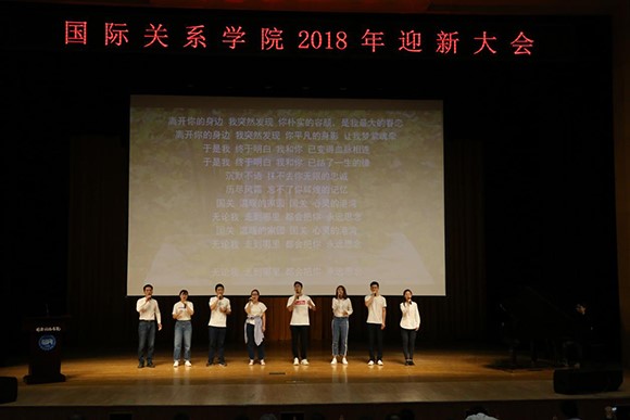 演唱原创歌曲《我在你身边》 演唱原创歌曲《我在你身边》