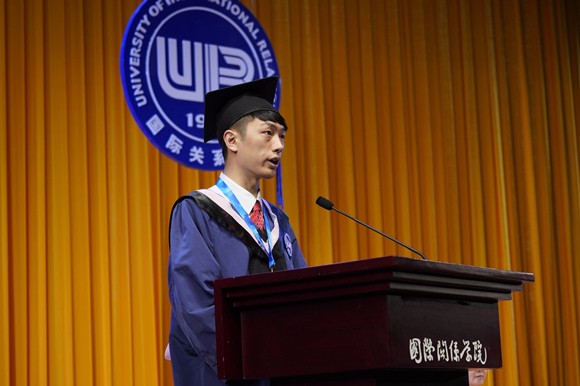 毕业生代表屈信明同学发言 毕业生代表屈信明同学发言