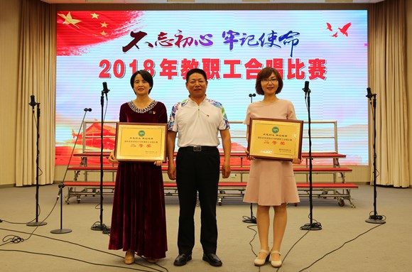 8李家兴副校长为二等奖代表队颁奖 8李家兴副校长为二等奖代表队颁奖