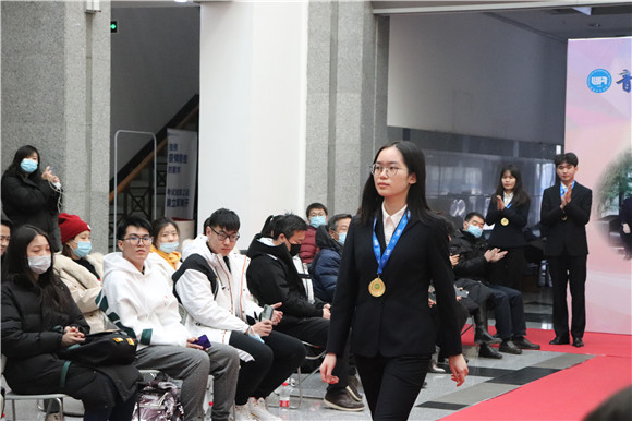国家奖学金获得者在走红毯2 国家奖学金获得者在走红毯2