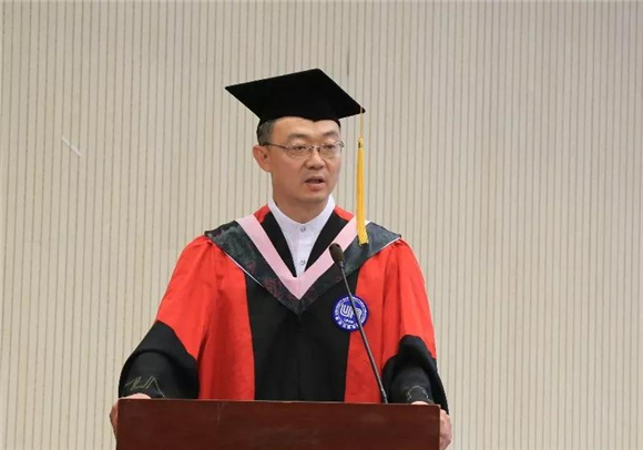 教务处处长许可主持仪式并宣读辅修学生名单 教务处处长许可主持仪式并宣读辅修学生名单