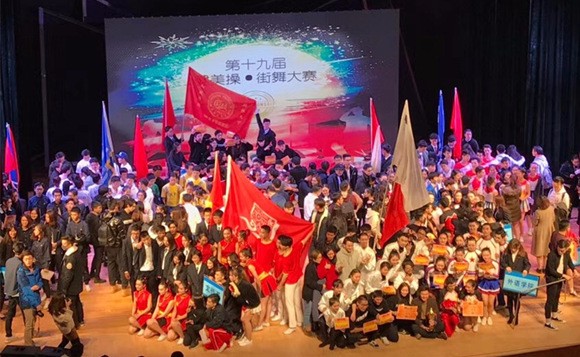 25赛后各院系部合影留念 25赛后各院系部合影留念