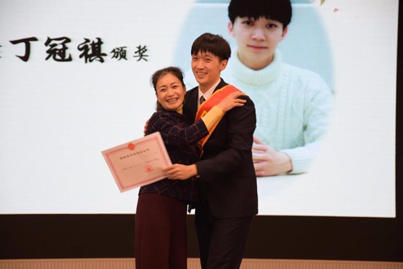 11丁冠祺与母亲拥抱 11丁冠祺与母亲拥抱