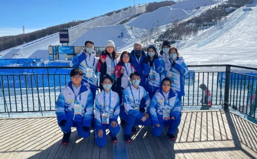 国际奥委会北京冬奥会协调委员会主席小萨马兰奇与我院志愿者合影留念 国际奥委会北京冬奥会协调委员会主席小萨马兰奇与我院志愿者合影留念