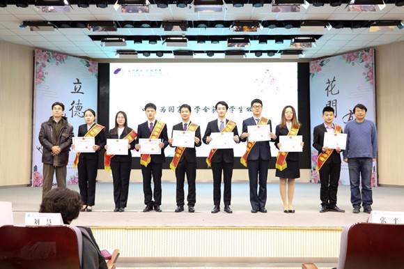 7文化与传播系高玉昆教授、国际经济系主任羌建新教授为国家奖学金获奖同学颁奖 7文化与传播系高玉昆教授、国际经济系主任羌建新教授为国家奖学金获奖同学颁奖