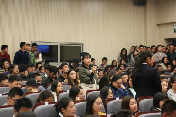 现场互动答疑环节同学们踊跃提问 现场互动答疑环节同学们踊跃提问