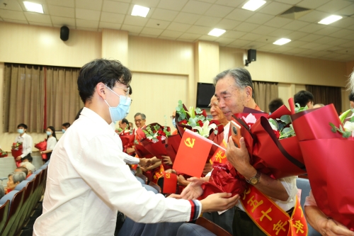 学生志愿者向老党员献花02 学生志愿者向老党员献花02