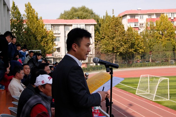 团委书记吴启春宣布比赛开始 团委书记吴启春宣布比赛开始