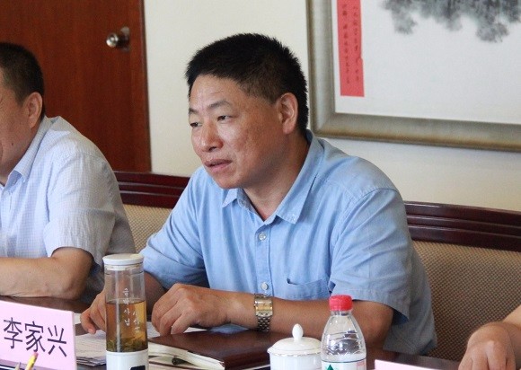 李家兴副校长作工作汇报 李家兴副校长作工作汇报