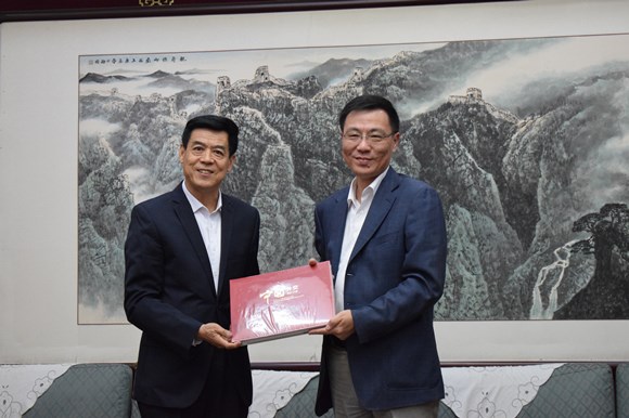 陶坚校长与忻顺康大使会谈并代表学校接受外交部赠书 陶坚校长与忻顺康大使会谈并代表学校接受外交部赠书