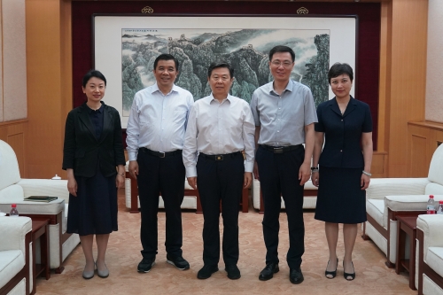 我院领导、专家学者与徐显明教授合影 我院领导、专家学者与徐显明教授合影