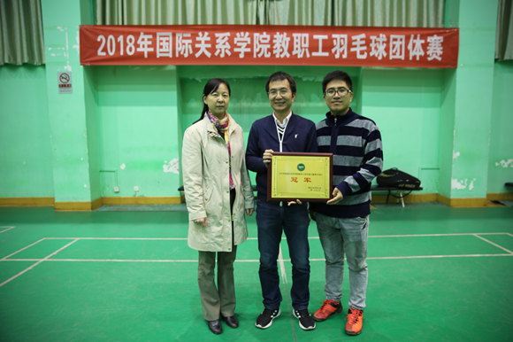 工会常务副主席胡凤玲为男子双打冠军颁奖 工会常务副主席胡凤玲为男子双打冠军颁奖
