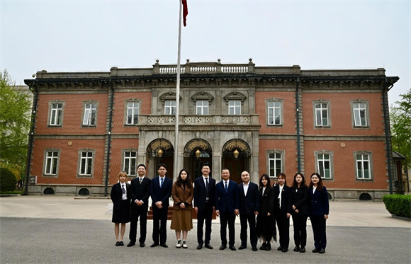 我校师生代表团与参加仪式嘉宾合影 我校师生代表团与参加仪式嘉宾合影