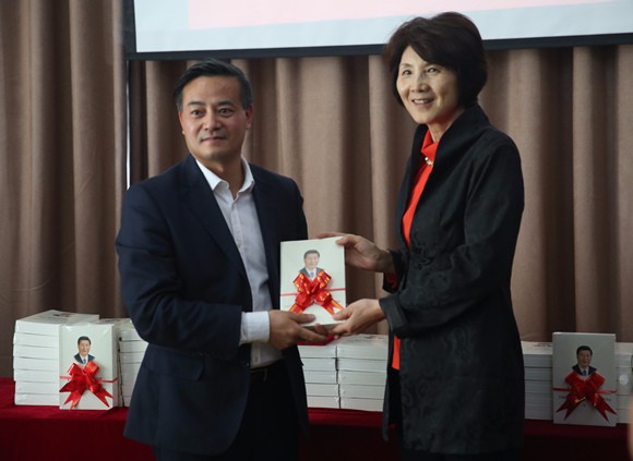 1刘慧书记代表我校接受赠书 1刘慧书记代表我校接受赠书