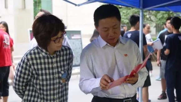 4李家兴副校长与院系领导查阅宣传材料_编辑 4李家兴副校长与院系领导查阅宣传材料_编辑