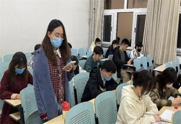 公共管理系学生党支部学习现场 公共管理系学生党支部学习现场