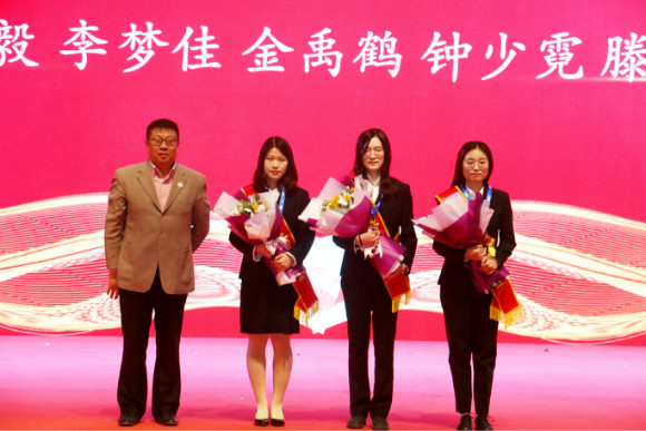 外语学院党总支书记孙鹏老师为国奖获得者滕飞、金禹鹤、钟少霓颁奖 外语学院党总支书记孙鹏老师为国奖获得者滕飞、金禹鹤、钟少霓颁奖