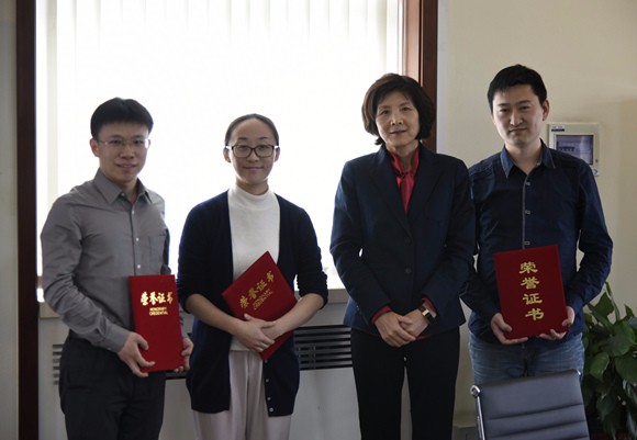 刘慧书记为2016年青年教师社会调研成果获奖教师颁奖 刘慧书记为2016年青年教师社会调研成果获奖教师颁奖