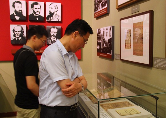 陶坚校长参观展览 陶坚校长参观展览