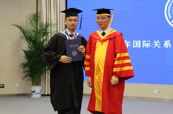 2陶坚校长为毕业生颁发学位证书 2陶坚校长为毕业生颁发学位证书