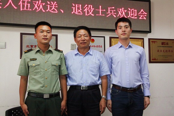 李家兴副校长出席会议并与退伍士兵合影 李家兴副校长出席会议并与退伍士兵合影