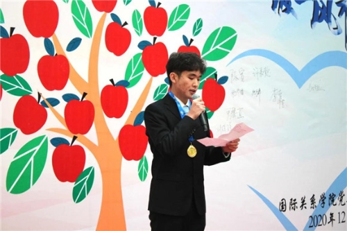 获奖学生代表陈宽同学发言 获奖学生代表陈宽同学发言