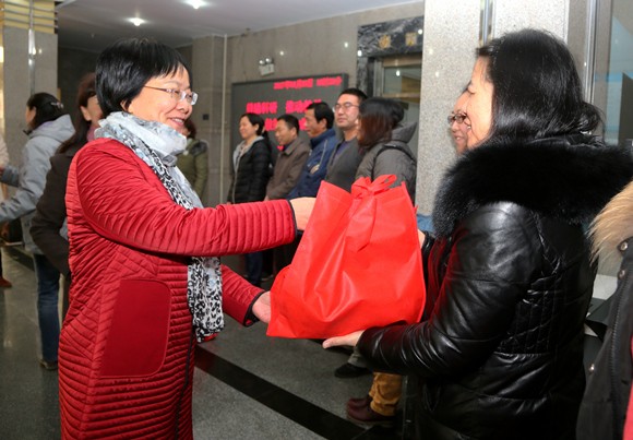 8 吴慧副校长慰问图书馆在岗人员 唐宇明摄 8 吴慧副校长慰问图书馆在岗人员 唐宇明摄