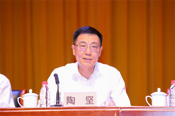 党委副书记、院长陶坚主持典礼并讲话 党委副书记、院长陶坚主持典礼并讲话