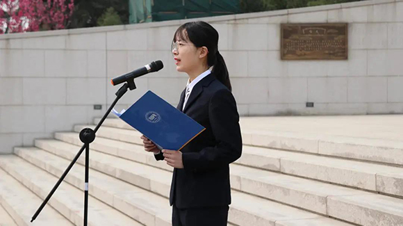 学生党员代表王青同学讲述先烈事迹 学生党员代表王青同学讲述先烈事迹