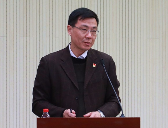 4 党委副书记、校长陶坚作补充汇报 刘伟麒摄 4 党委副书记、校长陶坚作补充汇报 刘伟麒摄