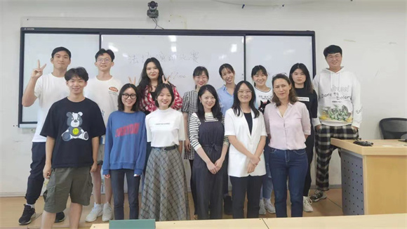 3龚老师组织法语演讲比赛 3龚老师组织法语演讲比赛