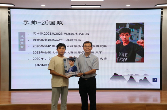 幸书记为优秀队员李帅颁发纪念照 幸书记为优秀队员李帅颁发纪念照