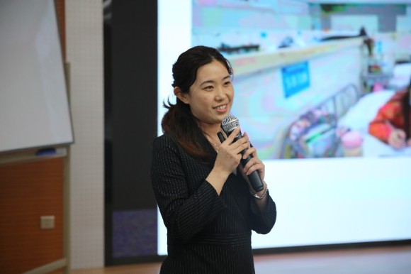 裴丽老师进行现场展示 裴丽老师进行现场展示