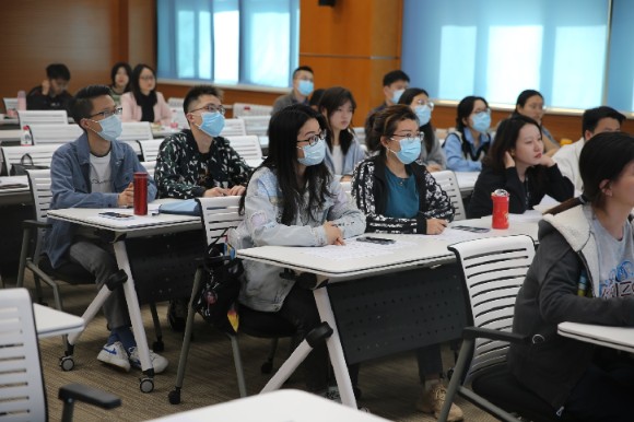 认真参与评价的同学们 认真参与评价的同学们