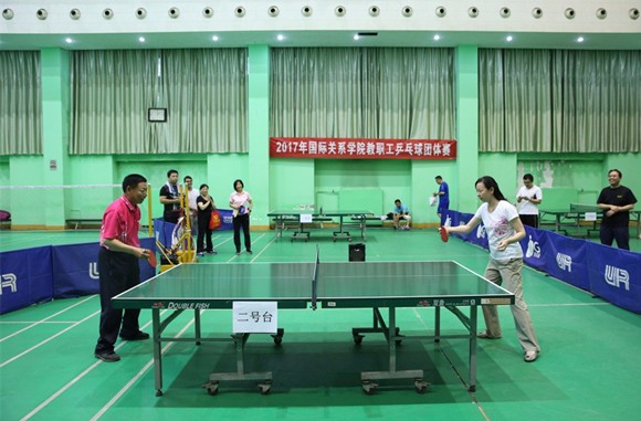 1李家兴副校长为本次比赛开球 1李家兴副校长为本次比赛开球