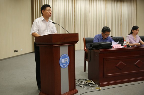 李家兴副校长作《国际关系学院教职工代表大会工作实施细则》、《国际关系学院工会工作细则》修订情况的报告 李家兴副校长作《国际关系学院教职工代表大会工作实施细则》、《国际关系学院工会工作细则》修订情况的报告