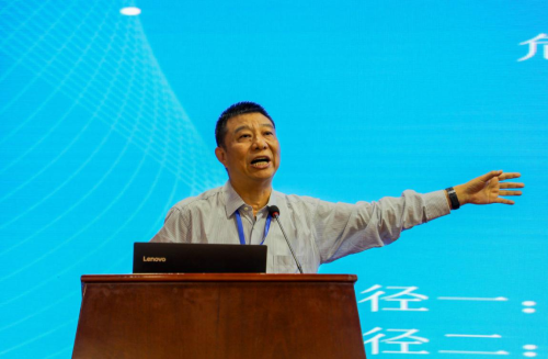 19李文良教授进行主旨演讲 19李文良教授进行主旨演讲