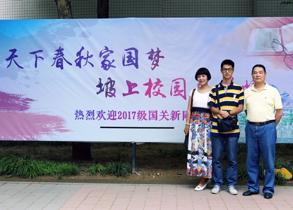 新生与家长合影2 新生与家长合影2