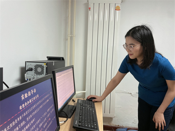 带领同学们开展脑电实验研究 带领同学们开展脑电实验研究