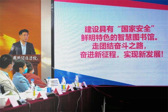 图书馆工作委员会副主任、图书馆党支部书记唐宇明作工作报告 图书馆工作委员会副主任、图书馆党支部书记唐宇明作工作报告